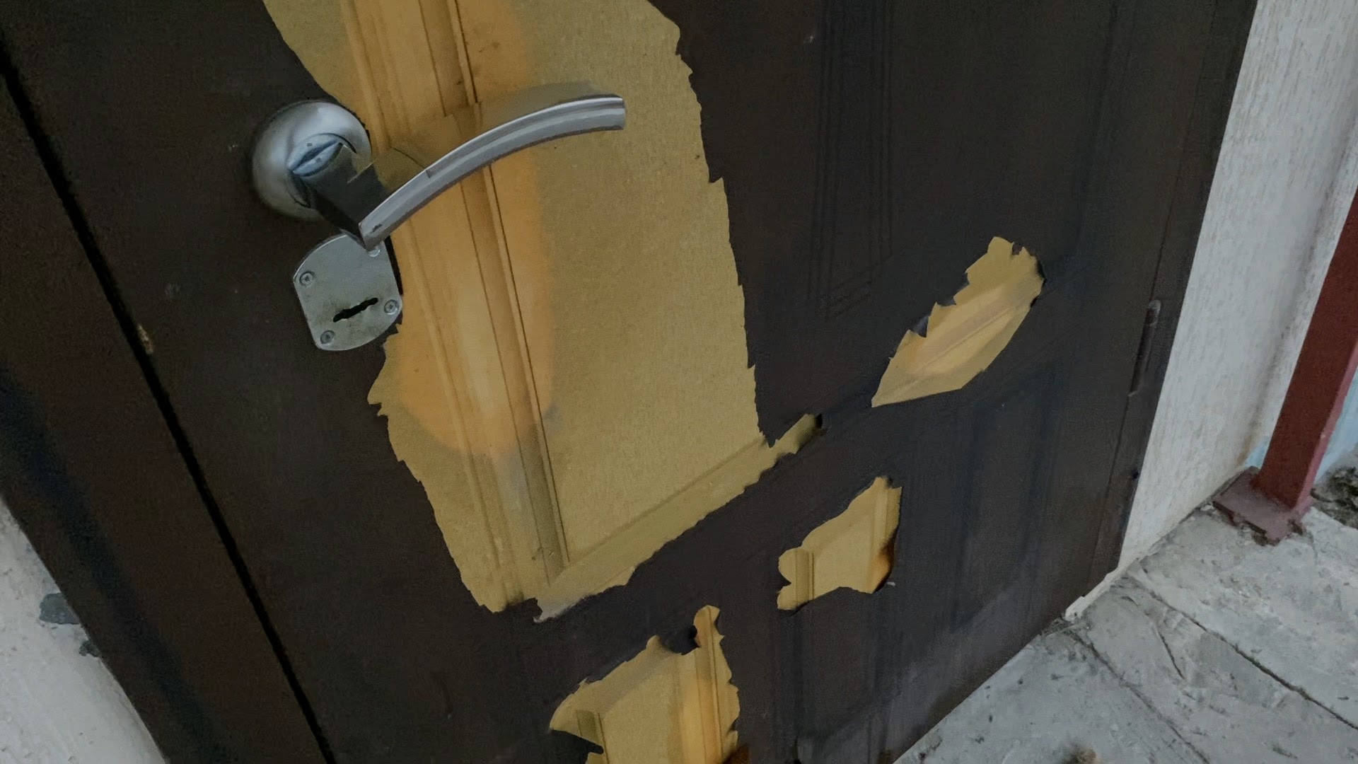 Как отрегулировать входную металлическую дверь, чтобы не скрипела?